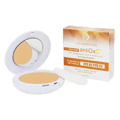 Pó compacto Cosmobeauty, chamado "Compact antiOxC". A embalagem é uma caixa retangular de cor laranja e branca, com o nome do produto e informações sobre sua tecnologia Vitablock e proteção solar FPS 65 PPD 25 visíveis.