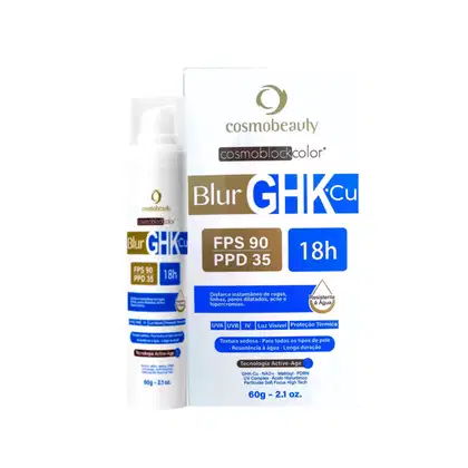 Produto de beleza Cosmobeauty Cosmoblockcolor, embalagem em frasco branco com rótulo azul, dourado e preto, contendo informações sobre FPS 90, PPD 35 e duração de 18h.