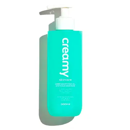 Frasco de limpador facial antioleosidade da marca Creamy, com embalagem em tom de verde e branco, com bomba dosadora. Rótulo indica o nome da marca e a função do produto.