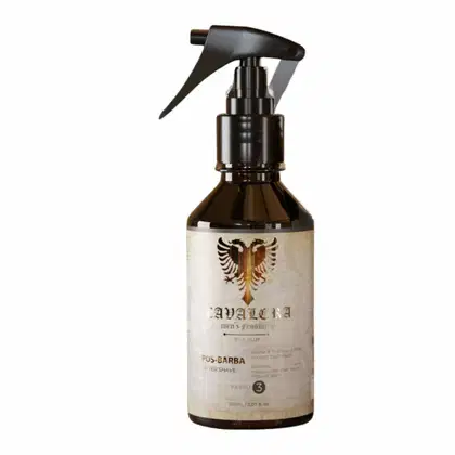 Frasco de spray pós-barba da marca Cavalera, com rótulo em tons de bege e marrom, contendo o nome da marca e a descrição "men's grooming". O frasco possui um design moderno e um gatilho preto para aplicação do produto.