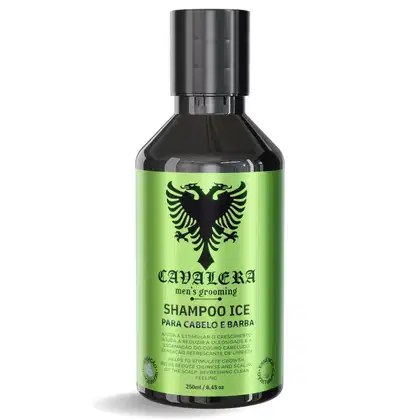 Frasco de shampoo da marca Cavalera, com design moderno e rótulo verde com ilustração de águia preta. O produto é indicado para cabelo e barba, com promessa de estimular o crescimento e reduzir oleosidade.