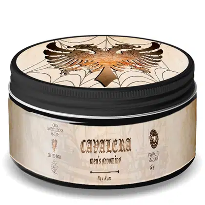 Embalagem de produto de beleza masculino Cavalera, com design circular em tons de marrom e bege, contendo rótulo com nome da marca e descrição "men's grooming" e "bay rum".