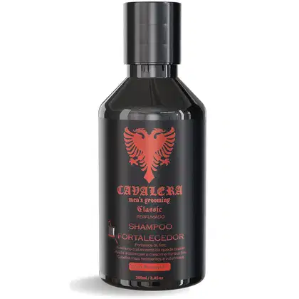 Frasco preto de shampoo da linha Cavalera men's grooming, com rótulo vermelho e preto exibindo o logotipo da marca e a descrição "Classic Perfumado Shampoo Fortalecedor".