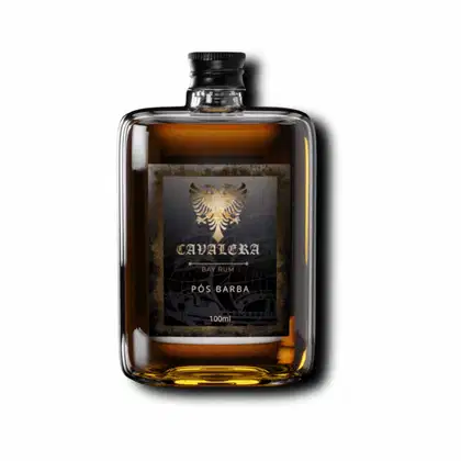 Frasco de vidro contendo rum da marca Cavalera, com rótulo preto e dourado destacando o nome "Pos Barba" e o brasão da marca. O produto apresenta uma coloração âmbar característica de rum envelhecido.