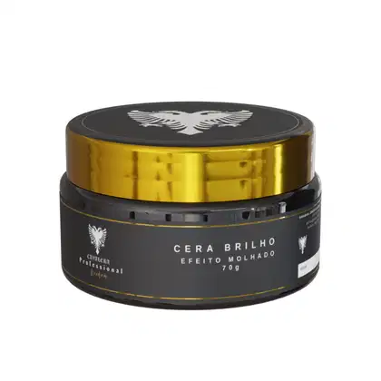 Cera brilho efeito molhado da marca Cavalera, em embalagem preta e dourada com logotipo da marca. O produto é apresentado em um recipiente circular de 70g.