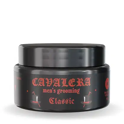 Pote preto com rótulo vermelho e branco da linha de produtos de beleza masculina Cavalera, com a inscrição "Cavalera men's grooming Classic" em destaque.