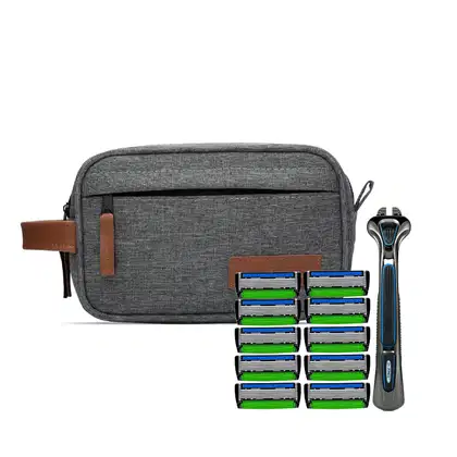 Estojo de viagem cinza com zíper, contendo lâminas de barbear e um barbeador elétrico da marca Dr. Jones. O estojo possui bolsos e detalhes em couro marrom.