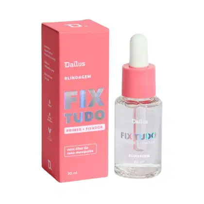 A imagem mostra uma caixinha rosa, ao lado do frasco do primer, transparente, com tampa conta-gotas rosa e branca.
