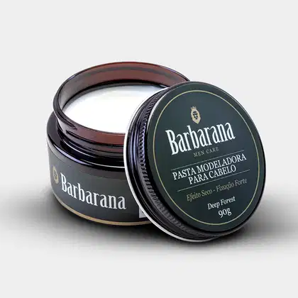 Pasta modeladora para cabelo da marca Barbarana. O pote é de cor verde escura com o nome da marca e o produto destacados em letras brancas. O pote possui um design circular e tampa preta e contém 90g.