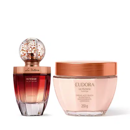 Perfume La Victorie Intense em frasco de vidro cor bronze com detalhes em cobre. Creme corporal hidratante desodorante La Victorie Intense em embalagem de vidro transparente, cor rosa do creme, com tampa cobre. O perfume tem 250g e o creme corporal 250g.