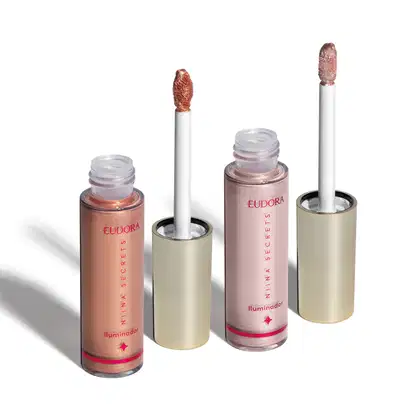 Duas unidades do iluminador Líquido Eudora Niina Secrets Luminous destampado, aplicador posicionado ao lado de cada um.