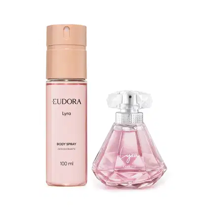Desodorante Colônia 75ml com frasco que lembra um diamante e  Body Spray 100ml com frasco cilíndrico. Cores predominantes são o rosa e rosé.