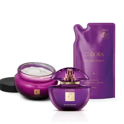 Conjunto de produtos Eudora, incluindo um frasco de perfume, um pote de creme hidratante e uma embalagem de refil, todos em tons de roxo e dourado, com rótulos e detalhes característicos da marca.