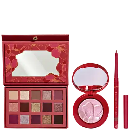 Conjunto de maquiagem Niina Secrets com paleta de sombras em tons vermelhos e rosados, espelho compacto e lápis labial vermelho em embalagem decorada com flores em tons quentes.