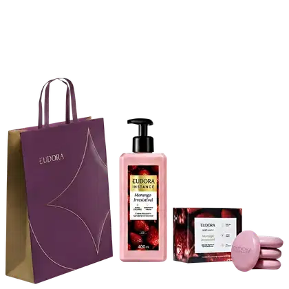 Sacola de compras da marca Eudora, frasco de loção corporal Eudora Instance Morango Irresistível, caixa do produto e dois sabonetes em formato de morango da mesma linha.