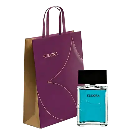 Sacola de compras da marca Eudora em tom roxo, contendo um frasco de perfume azul da mesma marca. A embalagem do perfume apresenta o nome da marca em destaque.
