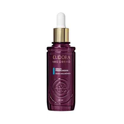 Embalagem em frasco de vidro roxo com conta-gotas dourado contendo sérum preenchedor de ácido hialurônico da linha Neo Dermo da marca Eudora, com informações sobre o produto em branco, dourado e azul impressas no rótulo.