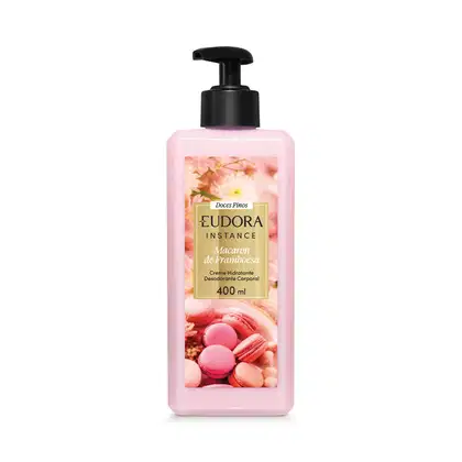 Embalagem plástica transparente de 400ml. O creme é rosa claro e o rótulo traz imagens de macarons e flores cor-de-rosa e exibe o nome do produto em um retângulo dourado ao centro. A tampa é preta, sendo um aplicador tipo bomba.
