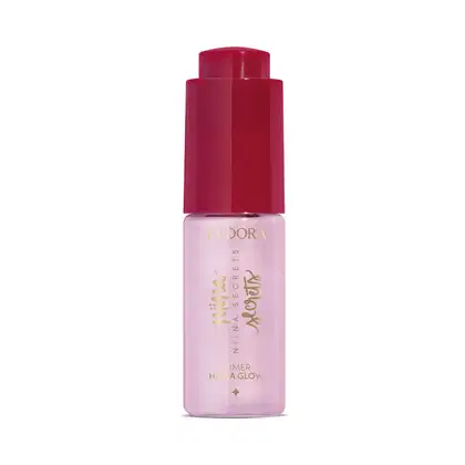 Embalagem cilíndrica de vido transparente e tampa plástica vermelha brilhante. Produto cor rosa claro brilhante. Na parte frontal do frasco rótulo transparente com letras douradas. Texto visível no rótulo: EUDORA Niina Secrets Primer Himer a Glow.