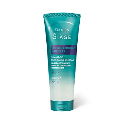O produto apresentado é um shampoo da linha Siàge da Eudora, com foco em controle da oleosidade. A embalagem é um tubo plástico de cor turquesa, com o nome "Siàge" e "Antioleoside Micelar" destacados.