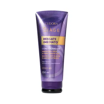 Embalagem plástica tubular de cor roxa escura com detalhes em dourado. Logotipo da marca Eudora e linha Siàge visíveis em dourado. Ao fundo, em roxo mais claro, a letra S de Siàge.