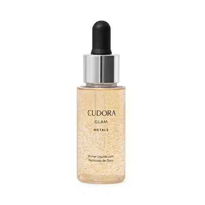 Frasco transparente com tampa prateada e preta contendo um líquido dourado brilhante com partículas cintilantes. Rótulo dourado com o nome do produto e da linha. Embalagem elegante e sofisticada, projetada para transmitir um visual glamoroso e metálico.