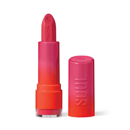 Batom Eudora Soul em embalagem em tom de rosa e laranja. O batom tem uma cor rosa vibrante e a embalagem apresenta as inscrições "Kiss Me" e "Soul" em relevo.