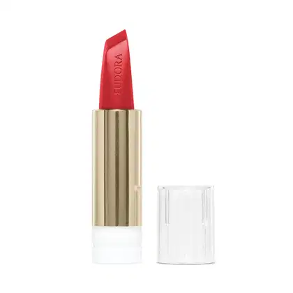 Na imagem o Batom Eudora Glam Amulips na cor Vermelho Coragem, um tom de vermelho. O batom está aberto, revelando seu interior com o nome Eudora gravado no produto. A embalagem dourada transmite a elegância e qualidade do produto.