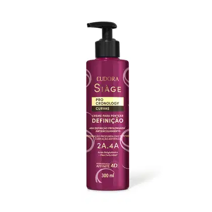O produto apresentado é um Creme para Pentear - Definição da linha Siàge Pro Cronology Curvas. A embalagem é um frasco plástico de cor rosa escuro com um rótulo. Possui um aplicador tipo bomba para facilitar a aplicação do produto.