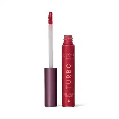 Batom líquido semi-matte da marca Eudora, linha Soul. Embalagem composta por um frasco cilíndrico vermelho com a inscrição "EUDORA SOUL TURBO" e um batom na cor vermelha intensa