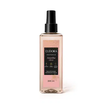 A imagem mostra o Spray perfumado desodorante colônia Baunilha Glow da marca Instance Eudora. Frasco transparente de 200ml com líquido rosa perolado. Rótulo preto com letras brancas. Detalhes de uma flor estilizada na parte inferior.