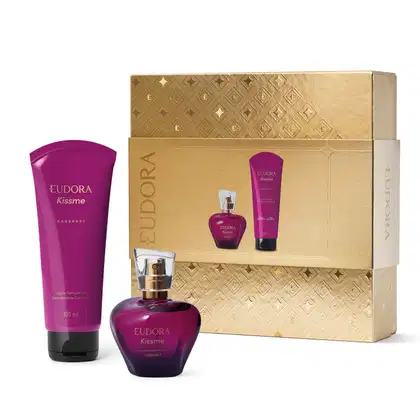 A imagem mostra kit de produtos Eudora Kiss Me Cabernet: desodorante colônia e loção corporal, além de uma caixa dourada.  Cores predominantes são vinho, dourado e preto.