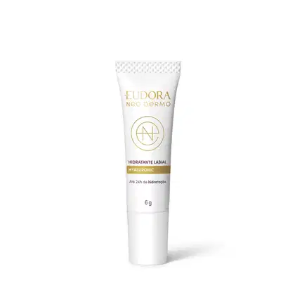 Tubo branco com rótulo dourado da marca Eudora Neo Dermo, contendo hidratante labial de fórmula com ácido hialurônico, para até 24h de hidratação.
