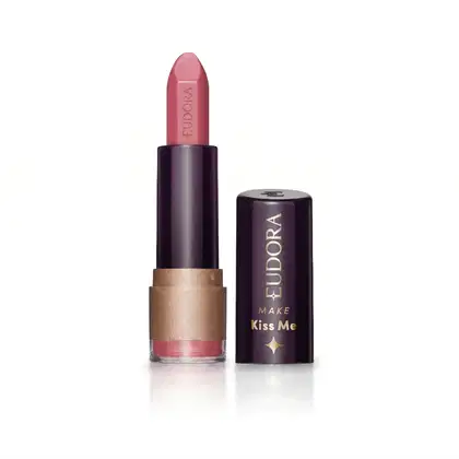 Batom bala da marca Eudora Make na cor Nude Realce, com embalagem preta e dourada. O rótulo indica a linha "Kiss Me". O batom possui formato cilíndrico e apresenta uma textura opaca.
