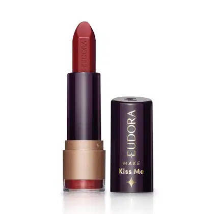 Batom vermelho da marca Eudora Make, com embalagem preta e dourada, com texto "Kiss Me" impresso.