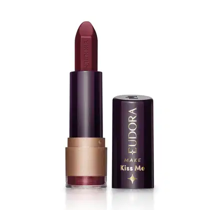 Batom vermelho-vinho da marca Eudora Make, com embalagem preta e dourada, com texto "Kiss Me" impresso.