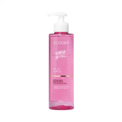 Frasco de gel de limpeza facial da marca Eudora, na cor rosa, com bomba dosadora branca. Rótulo com o nome "Niina Secrets" e informações sobre a tecnologia e ingredientes do produto.