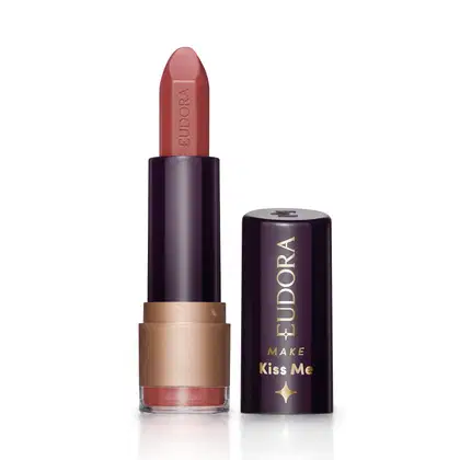 Batom bala da marca Eudora Make na cor Nude Queridinho, com embalagem preta e dourada, exibindo o nome "Kiss Me" em destaque. O produto possui formato cilíndrico e tampa protetora.