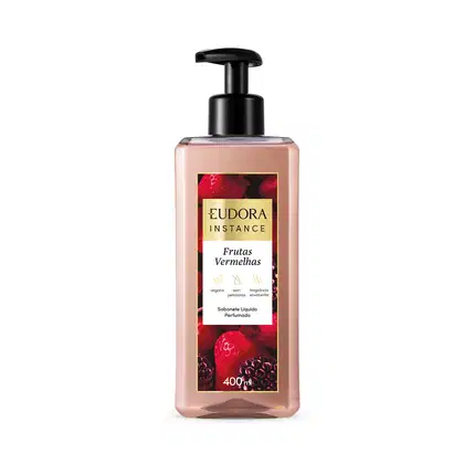 Frasco de sabonete líquido perfumado da linha Instance da Eudora, com rótulo destacando a fragrância "Frutas Vermelhas" e informações sobre o produto em português.