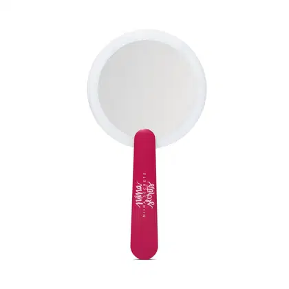 O produto apresentado é um espelho de mão da marca Niina Secrets. Possui um formato circular com um acabamento branco. O cabo do espelho é de cor rosa vibrante, com o nome da marca impresso em letras brancas.