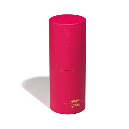 Embalagem cilíndrica de cor rosa vibrante, com textura aveludada e rótulo com a marca "Nina Secrets" em dourado. Trata-se do Estojo Organizador para Pincéis Pink Case.