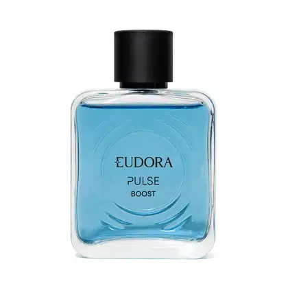 Frasco do Desodorante Colônia Eudora Pulse Boost, com design moderno e elegante, em tons de azul claro, com rótulo preto destacando o nome da fragrância.