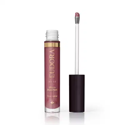 Gloss labial da marca Eudora Make, com aplicador, em tom rosé, com rótulo dourado contendo o nome "Micro Injection" e "Gloss Labial".