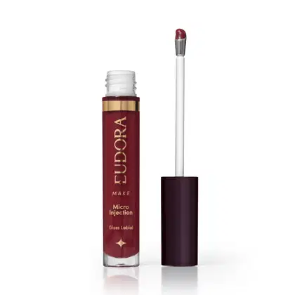 Gloss labial da marca Eudora Make, com aplicador, em tom vermelho escuro, com rótulo dourado contendo o nome "Micro Injection" e "Gloss Labial".
