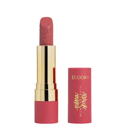 Batom rosa com embalagem dourada e detalhes florais, da marca Eudora Niina Secrets, apresentado em formato de barra com caixa rosa.