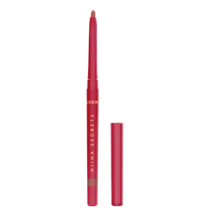 Lápis labial rosa da marca Niina Secrets, com embalagem cilíndrica vermelha. O produto possui uma ponta afilada para aplicação precisa do batom.