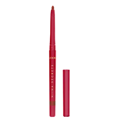 Lápis labial vermelho da marca Niina Secrets, com embalagem cilíndrica vermelha e texto dourado. O produto apresenta uma ponta afilada para aplicação precisa nos lábios.