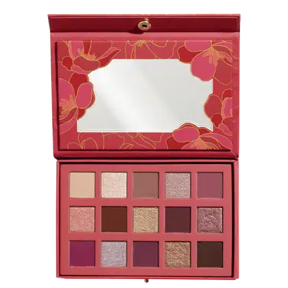 Paleta de sombras de olhos com 15 tons em embalagem vermelha com flores douradas, contendo espelho interno e rótulo com marca Niina Secrets.
