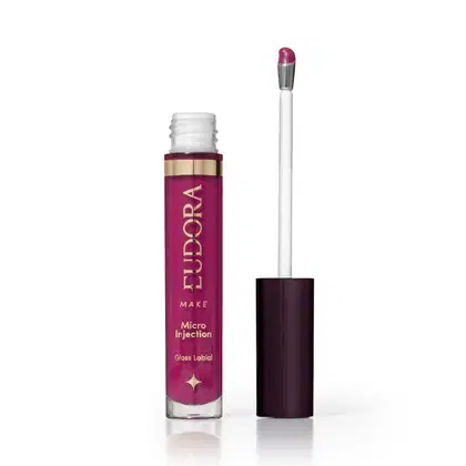 Gloss labial da marca Eudora Make, com aplicador, em tom fúcsia, com rótulo dourado contendo o nome "Micro Injection" e "Gloss Labial".