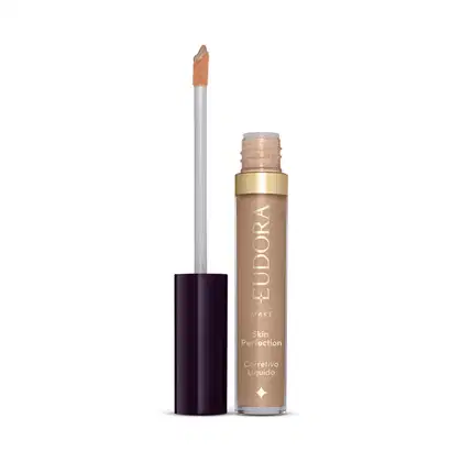 Produto de maquiagem da marca Eudora, com embalagem em tons de bege e dourado. Trata-se de um corretivo líquido para a pele, o produto está aberto e mostrando como é o aplicador.